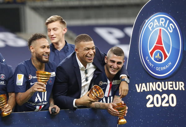 Kylian Mbappé y sus compañeros tras ganar la Copa de la Liga tras el último partido de fútbol ante el Lyon