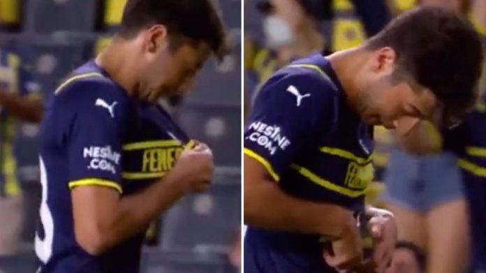 Un joueur de Fenerbahçe piégé par le maillot de Puma au moment de célébrer son but (vidéo)