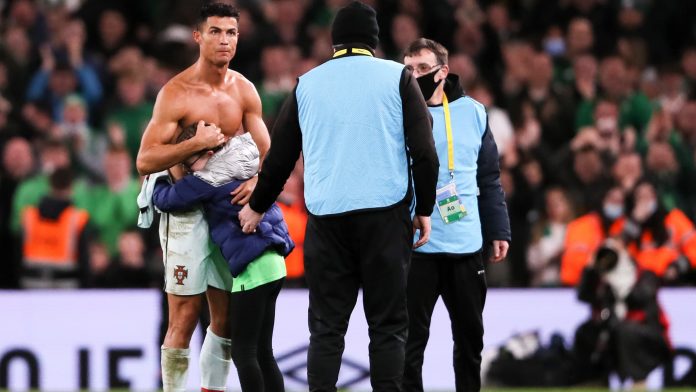 Ronaldo regala su camiseta a una chica que estalla en lágrimas

