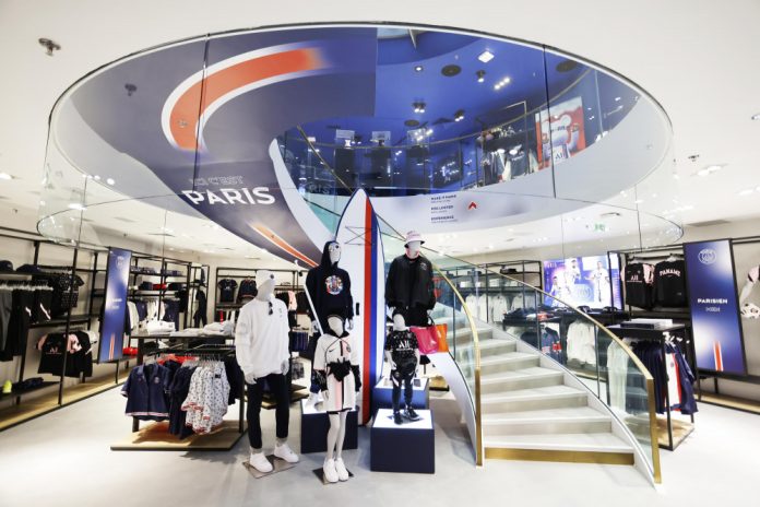 Paris Saint-Germain: Se abre una nueva tienda insignia en los Campos Elíseos de París

