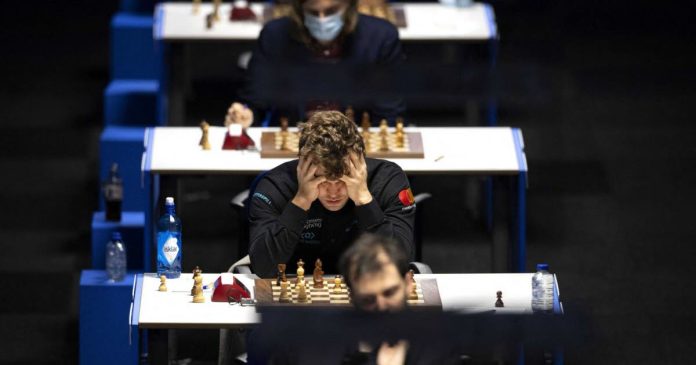  anormal.  Magnus Carlsen, campeón mundial de ajedrez, fue derrotado por un indio de 16 años.


