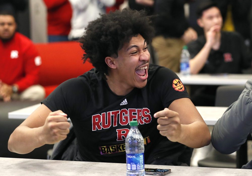 El escolta de Rutgers, Ron Harper Jr., reacciona después de que Crimson Knights fuera seleccionado para el Campeonato de la NCAA el domingo.