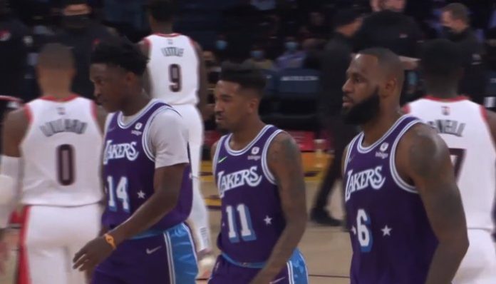 Les joueurs NBA des Los Angeles Lakers, Stanley Johnson, Malik Monk et LeBron James, lors d'une rencontre face aux Portland Trail Blazers