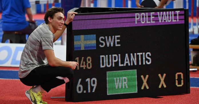 En el video, Duplants vuela hasta 6,19 m, un nuevo récord mundial en salto con pértiga.

