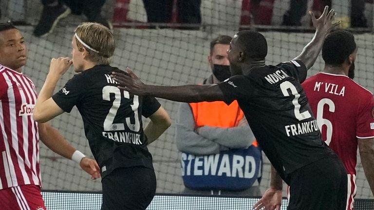 Jens Petter Hauge celebra su triunfo en el Eintracht Frankfurt