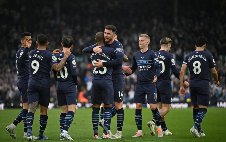 Los jugadores del Manchester City celebran tras su victoria por 4-0 en Leeds Meadow, durante la jornada 35 de la Premier League inglesa, el 30 de abril de 2022 en el Elland Road Stadium (AFP - Oli SCARFF)