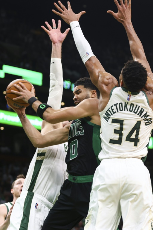 Jason Tatum luchó contra la defensa griega Giannis Antetokounmo, durante la derrota en casa de los Boston Celtics (101-89) contra los Milwaukee Bucks (101-89) en la cancha de los Boston Celtics, el 1 de mayo de 2022, para el Juego 1 de las semifinales de la Conferencia Este. .