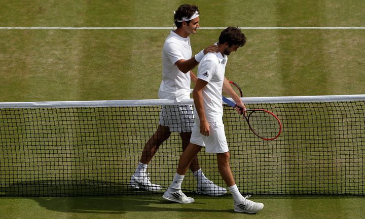 Jill Simon y Roger Federer durante los cuartos de final de Wimbledon ganados por los suizos el 8 de julio de 2015 en territorio británico.  (Adrián Denis/AFP)