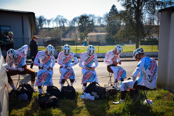 Los pilotos de la formación AG2R Citroën U23 se preparan antes de la carrera.  (Equipo AG2R CITROEN U23)