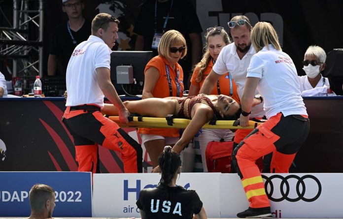 Muere una mujer estadounidense, pero su entrenador la salva de ahogarse

