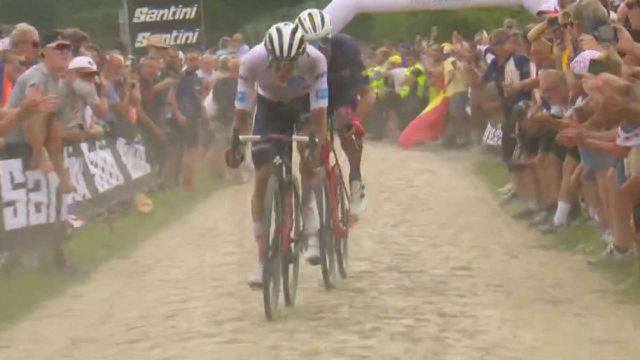 ¡El golpe de poder de Jasper Stuyven y Tadig Pojacar!  Los dos hombres decidieron acelerar a 19 kilómetros de la meta, ¡en el empedrado sector N° 3!  ¡El doble ganador del Tour de Francia definitivamente se siente muy cómodo al volante belga!